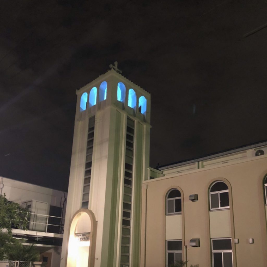 青くライトアップされた中部教区主教座聖堂の鐘楼